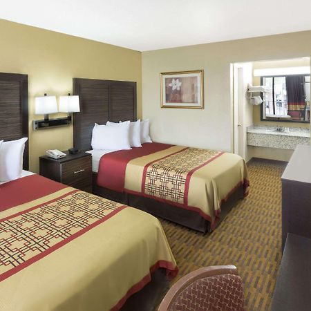Days Inn By Wyndham Columbus-North Fort Moore Extérieur photo