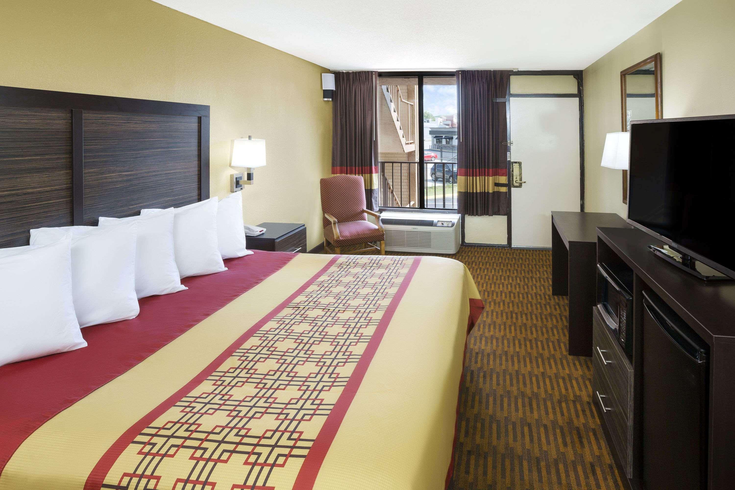 Days Inn By Wyndham Columbus-North Fort Moore Extérieur photo