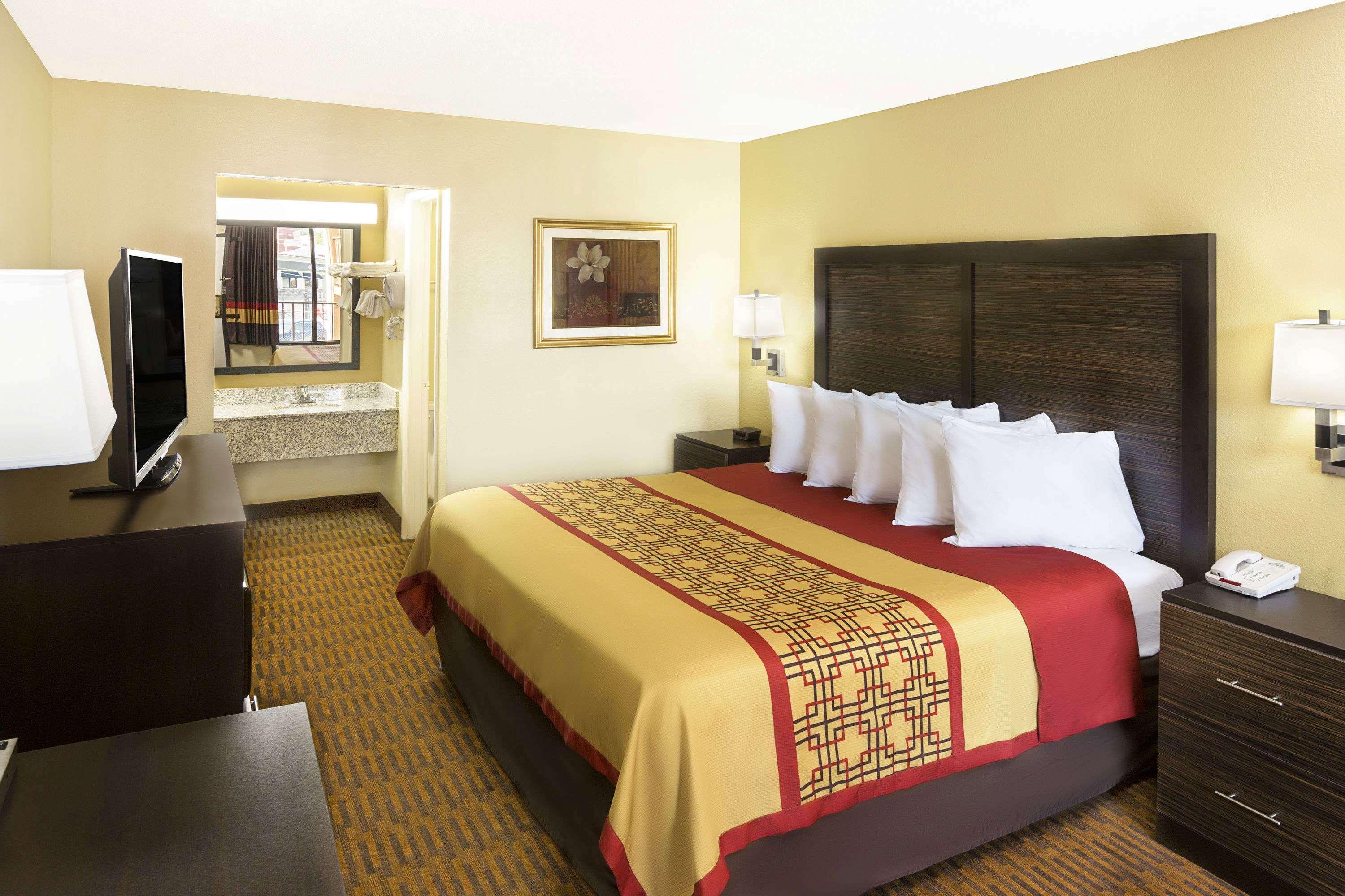 Days Inn By Wyndham Columbus-North Fort Moore Extérieur photo