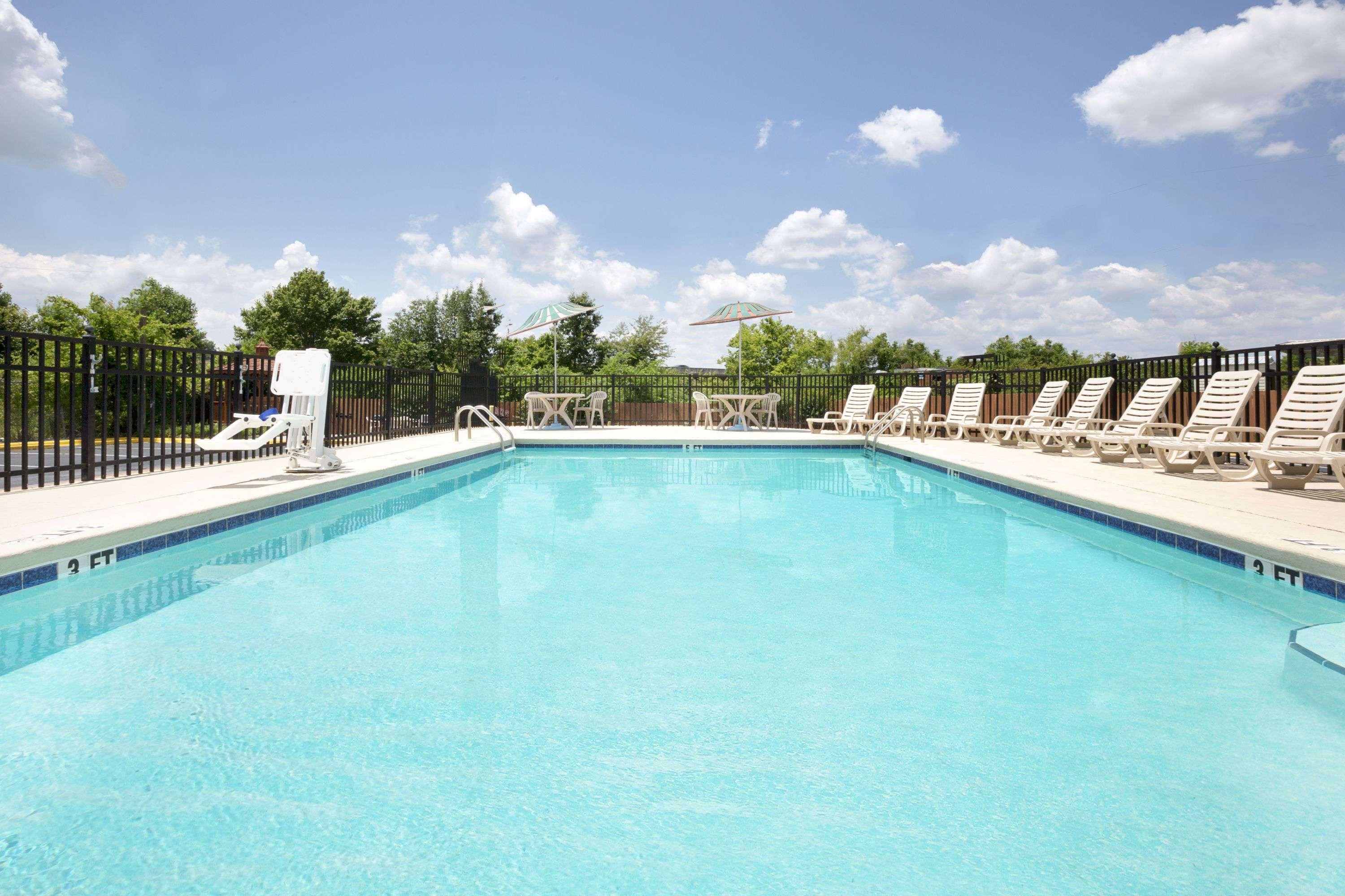 Days Inn By Wyndham Columbus-North Fort Moore Extérieur photo