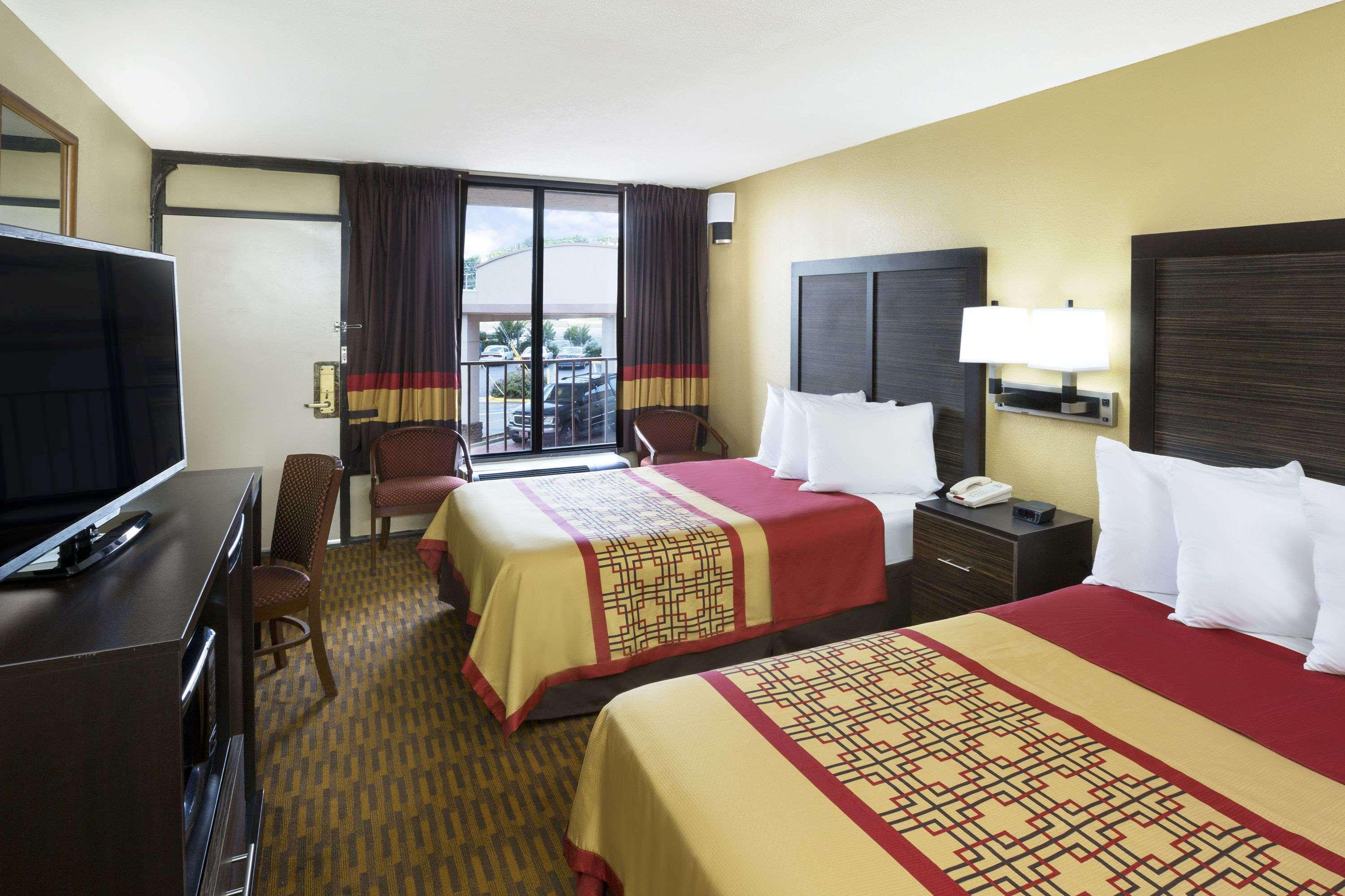 Days Inn By Wyndham Columbus-North Fort Moore Extérieur photo