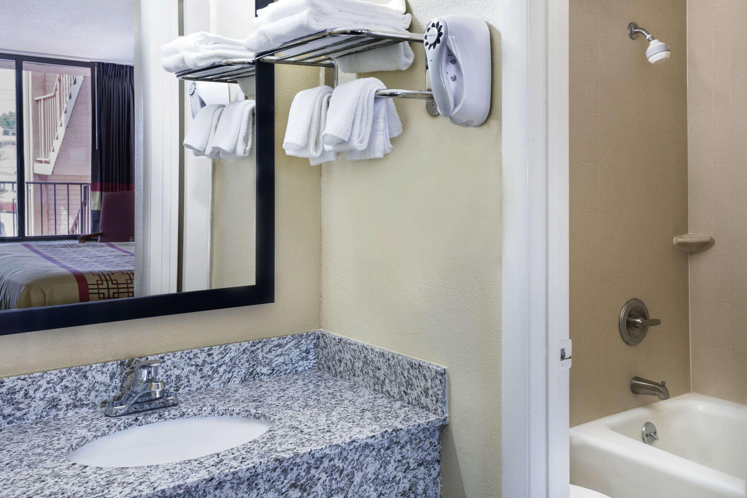 Days Inn By Wyndham Columbus-North Fort Moore Extérieur photo