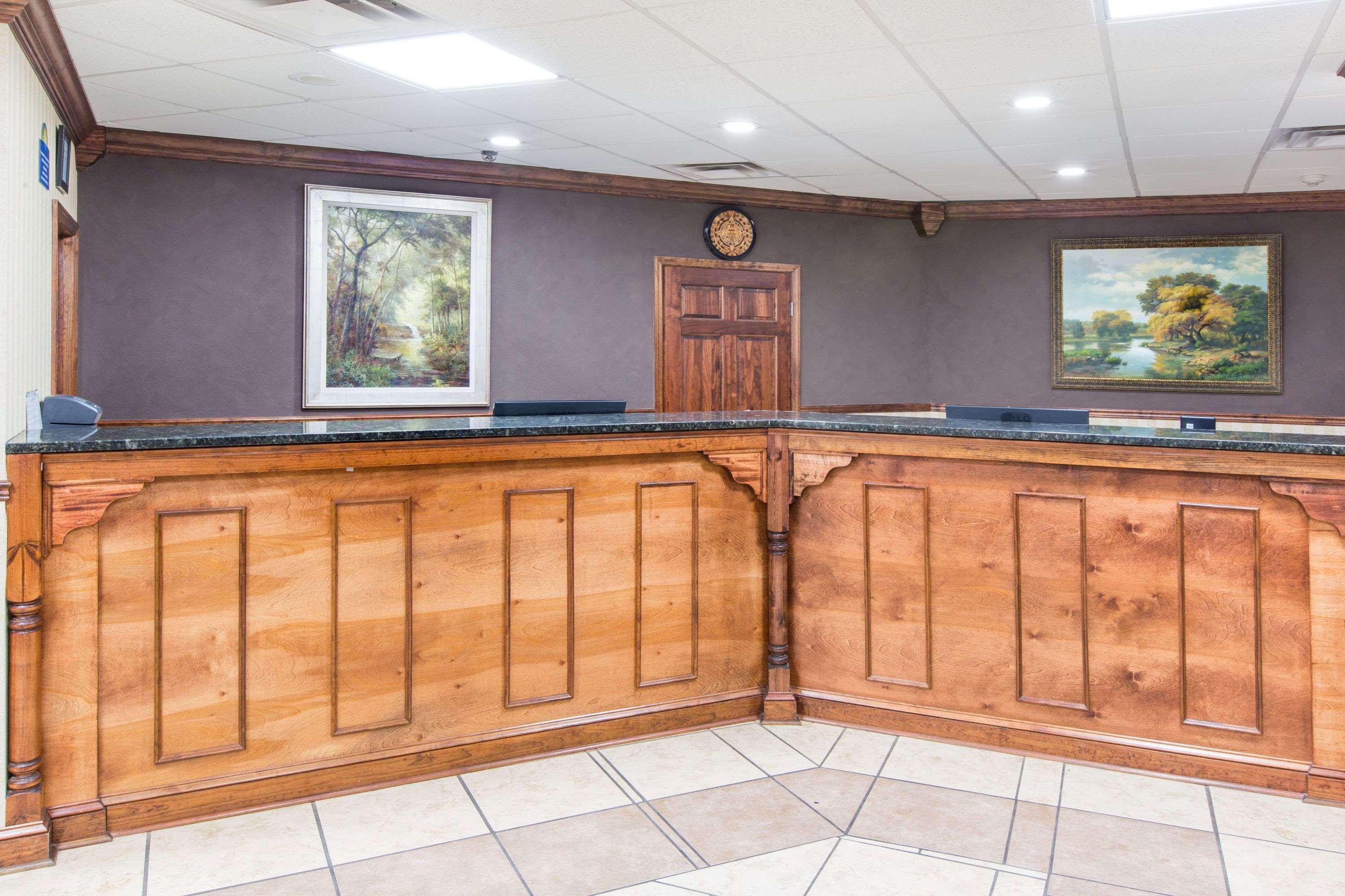 Days Inn By Wyndham Columbus-North Fort Moore Extérieur photo