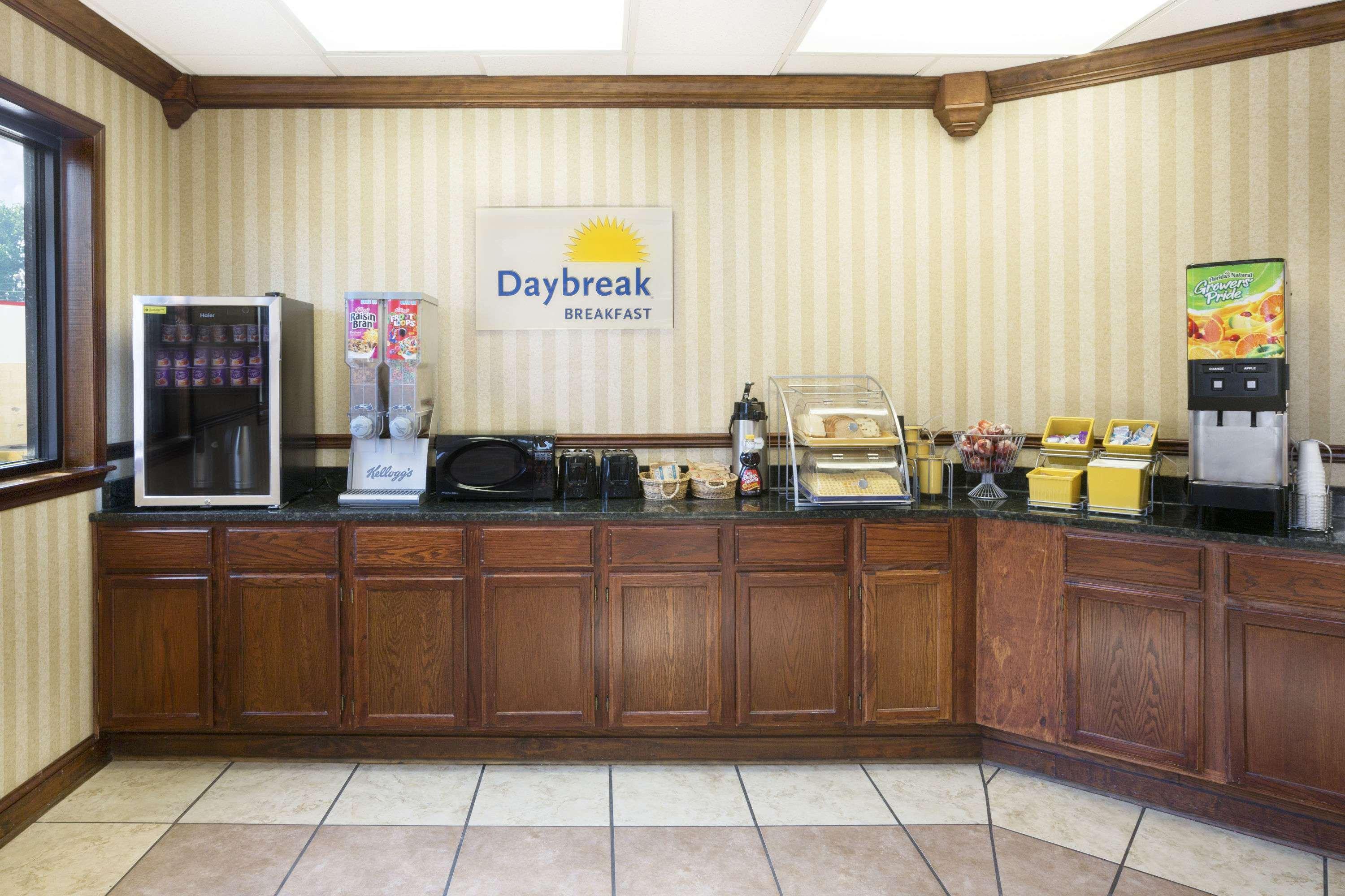 Days Inn By Wyndham Columbus-North Fort Moore Extérieur photo