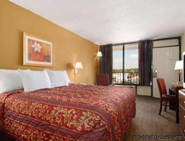Days Inn By Wyndham Columbus-North Fort Moore Extérieur photo