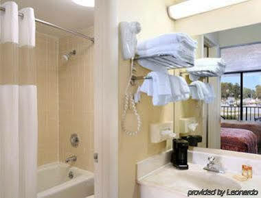 Days Inn By Wyndham Columbus-North Fort Moore Extérieur photo